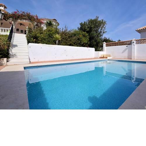 Nice house with spacious garden and fabulous seaviews