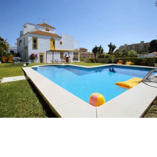 Nueva-Carteya Holiday Home Sleeps 10 with Pool and Air Con