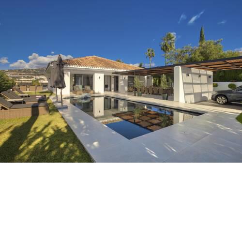 Nueva-Carteya Villa Sleeps 10 with Pool and Air Con