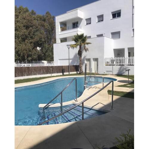 Nuevo con piscina y garaje