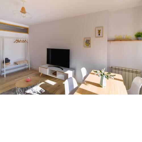 ¡Nuevo! Coqueto y cómodo apartamento con dos habitaciones