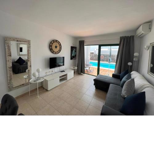Oasis Blue - beautiful 1 bedroom apartment on private complex with pool