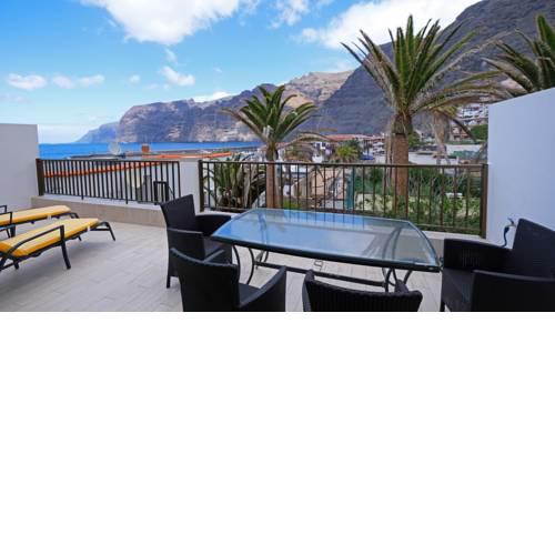 Oasis Complex. Refurbished 2-bedroom. Beach, cliffs, town center.