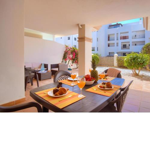 Oasis la Cala, Beautiful Terrace ,Pools, Parking