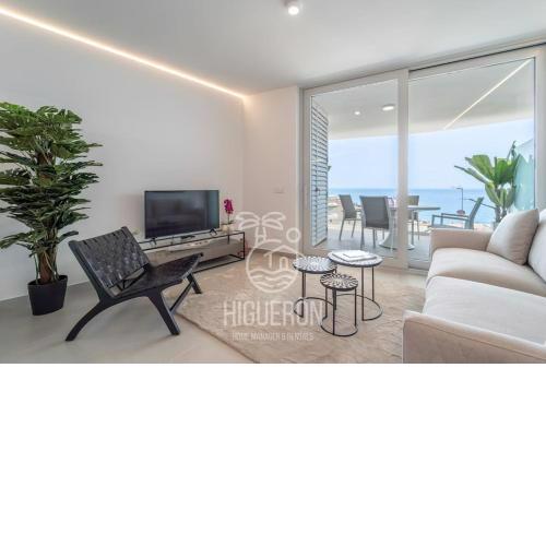Ocean Front, great views, high quality. Beach life
