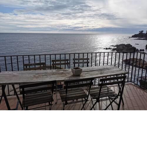 Oceanfront apartment 30 steps from the beach