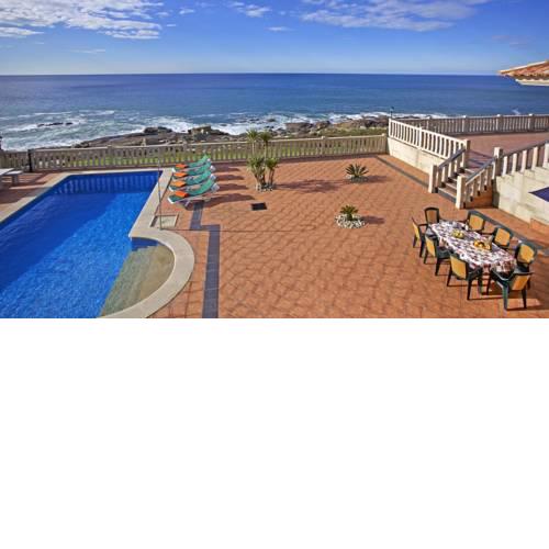 Oia Villa Sleeps 8 with WiFi