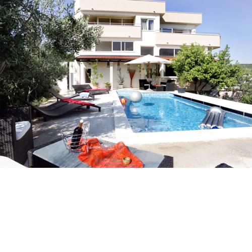 Okrug Gornji / Liveli Town House Sleeps 12 with Pool Air Con and WiFi