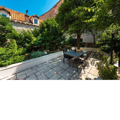 Old town secret garden apartment