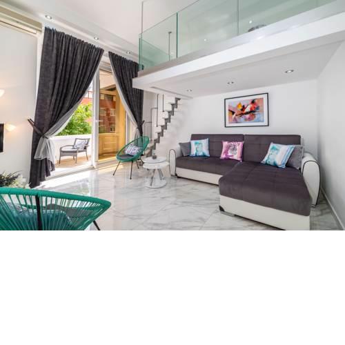One Bedroom Apartment With Balcony - 5 minute walk from UNESCO World Heritage Site