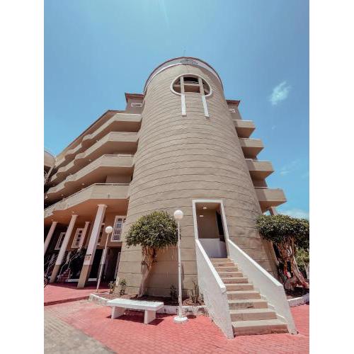 Orland, center of Las Americas LA205