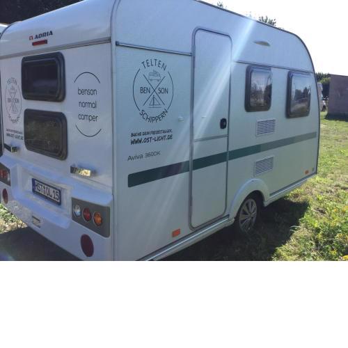 Ostlicht Camper im Wäldchen