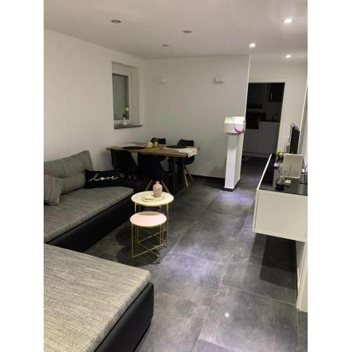 Outlet City Apartment Eleonora, Familie Abruscato