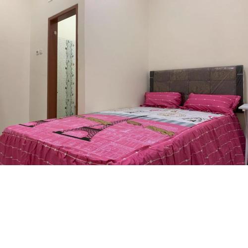 OYO 90699 Yellow White Guesthouse Palu