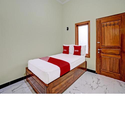 OYO 92043 Kost Barokah Syariah Madiun