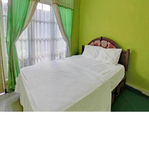 OYO 92849 Hotel Dienda Hayu
