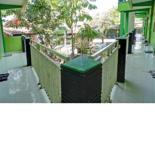OYO Life 92919 Kost Wijaya Kusuma Lake Syariah
