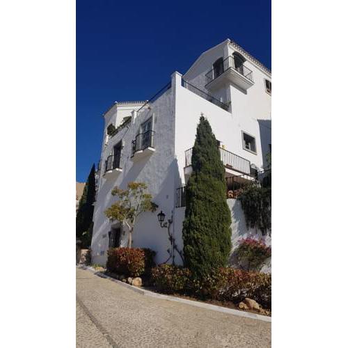 Particularly stylish 3-bedroom Townhouse in popular and sought after La Heredia