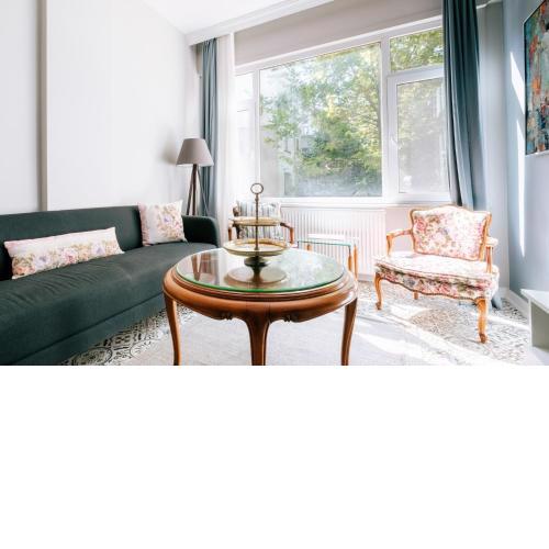 Peaceful Flat w Garden View Balcony in Kadikoy