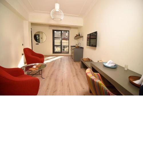 Peaceful Flat with Balcony near Hadrian's Gate