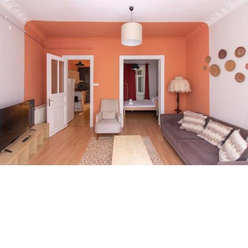 Peaceful & Glamorous 2BR Flat with Common Terrace