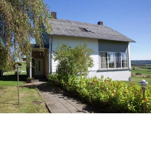 Peaceful Holiday Home in Oberlascheid with Pool