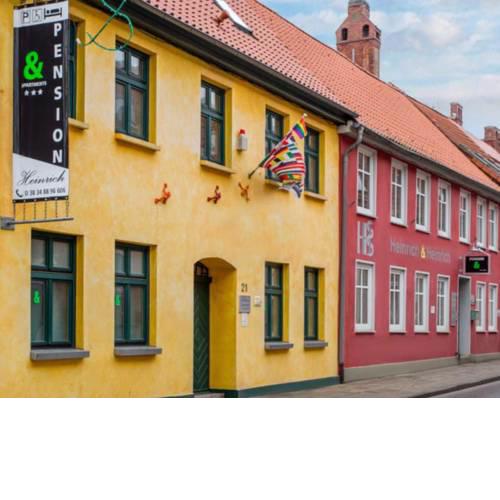 Pension Heinrich im Zentrum von Greifswald mit Küchenzeilen und Parkplatz 24h CheckInn