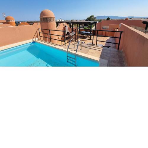 Penthouse J with private pool on the roof, sea views, 50m from the beach, WiFi