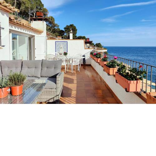 Penthouse on Passeig del Mar de tamariu Large Terrace Free WiFi