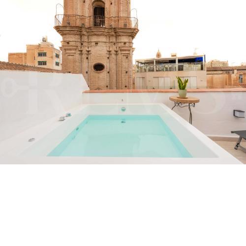 Penthouse w/ private rooftop bathtub - Center
