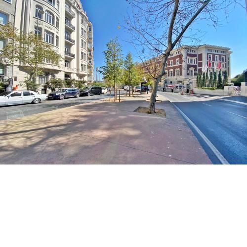 Perfect Location, Spacious, 3-Bedroom Flat