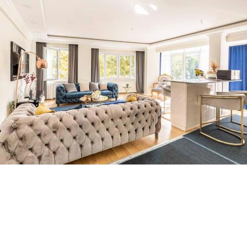 Perfect Location,marvellous furnituie,2 Bedrooms,