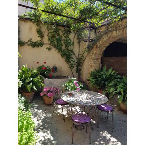 Petit apartament amb pati al poble de Pals