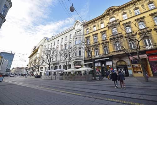 Petit Main Square Apartment
