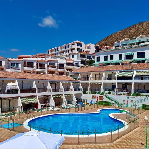 Petula Holiday Home pool view