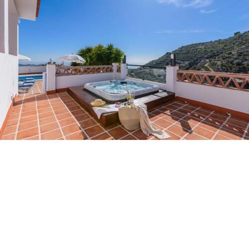 Picturesque villa with Jacuzzi and stunning sea views