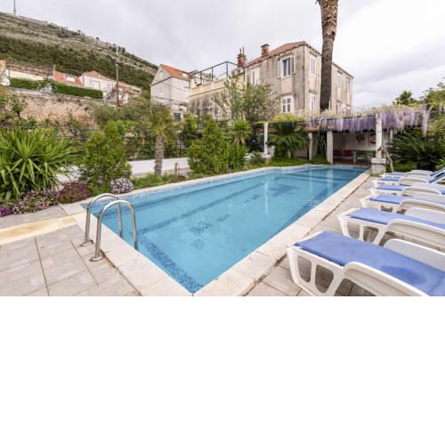 Pile Villa Sleeps 8 with Pool Air Con and WiFi