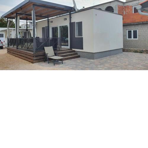Pirovac Premium Luksuzni Mobile-Home on the beach 6 ležaja satelit tv wifi klima 2 x wc velika terasa full opremljena ljubimci dozvoljeni parkirno mjesto 10m do plaže pogodno za djecu mali obiteljski kamp 100m do centra mjesta