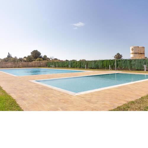 Piscina y en la playa margallo