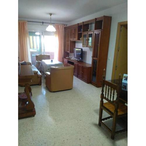 Piso de 4 dormitorios y 2 baños en 2ª linea de playa, el edificio cuenta con ascensor. Junto al hotel Doñana