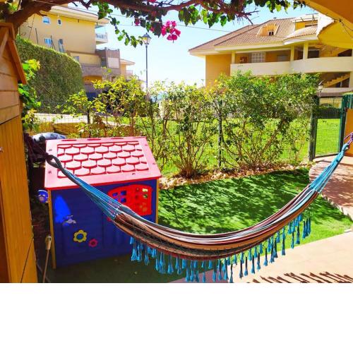 Piso en residencial con jardín, piscina y vistas.
