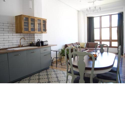 Piso modernista en casco histórico con garaje