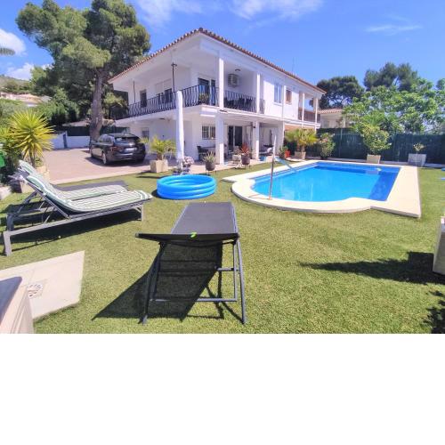 PLANTA SUPERIOR EN VILLA CON PISCINA Albert Villas