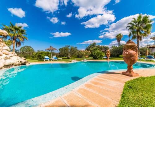 Platja de Muro Holiday Home Sleeps 10 with Pool Air Con and WiFi