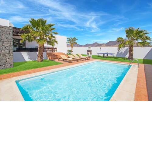Playa Blanca Villa Sleeps 10 with Pool Air Con and WiFi