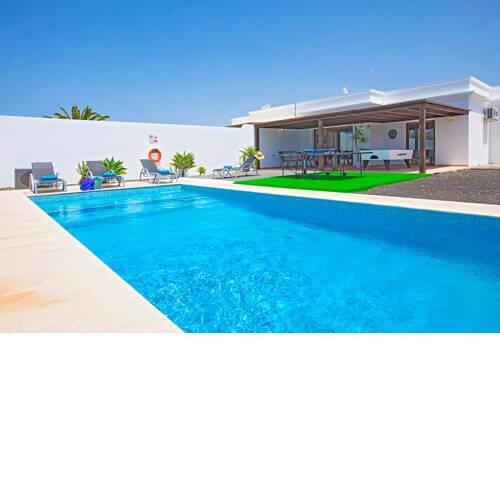 Playa Blanca Villa Sleeps 5 with Pool Air Con and WiFi