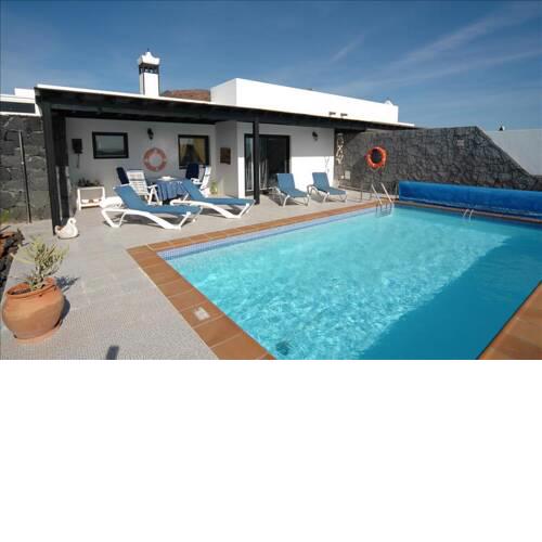 Playa Blanca Villa Sleeps 5 with Pool and WiFi