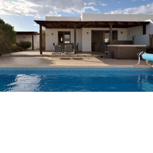 Playa Blanca Villa Sleeps 6 Pool Air Con WiFi