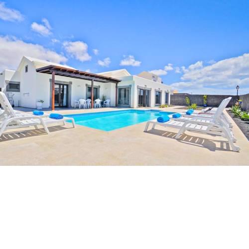 Playa Blanca Villa Sleeps 6 Pool Air Con WiFi