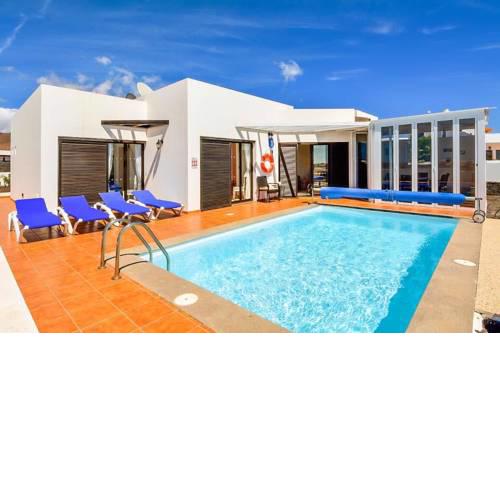 Playa Blanca Villa Sleeps 6 Pool WiFi